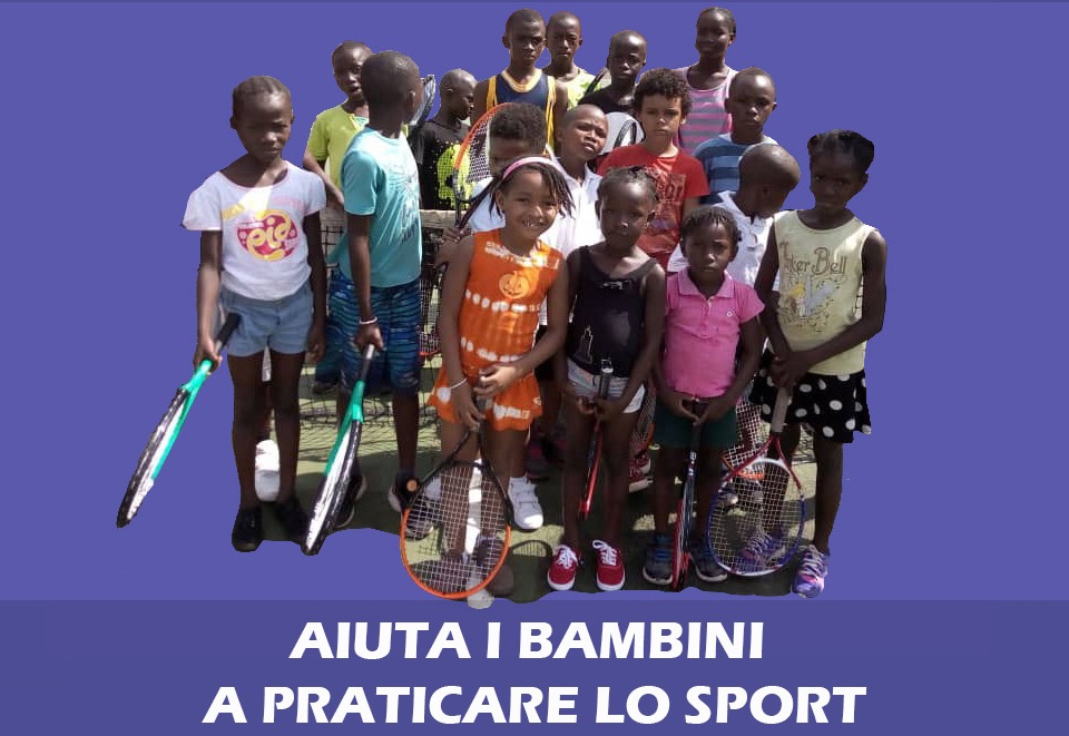 Bambini con racchette da tennis e messaggio Aiuta i bambini a praticare lo sport