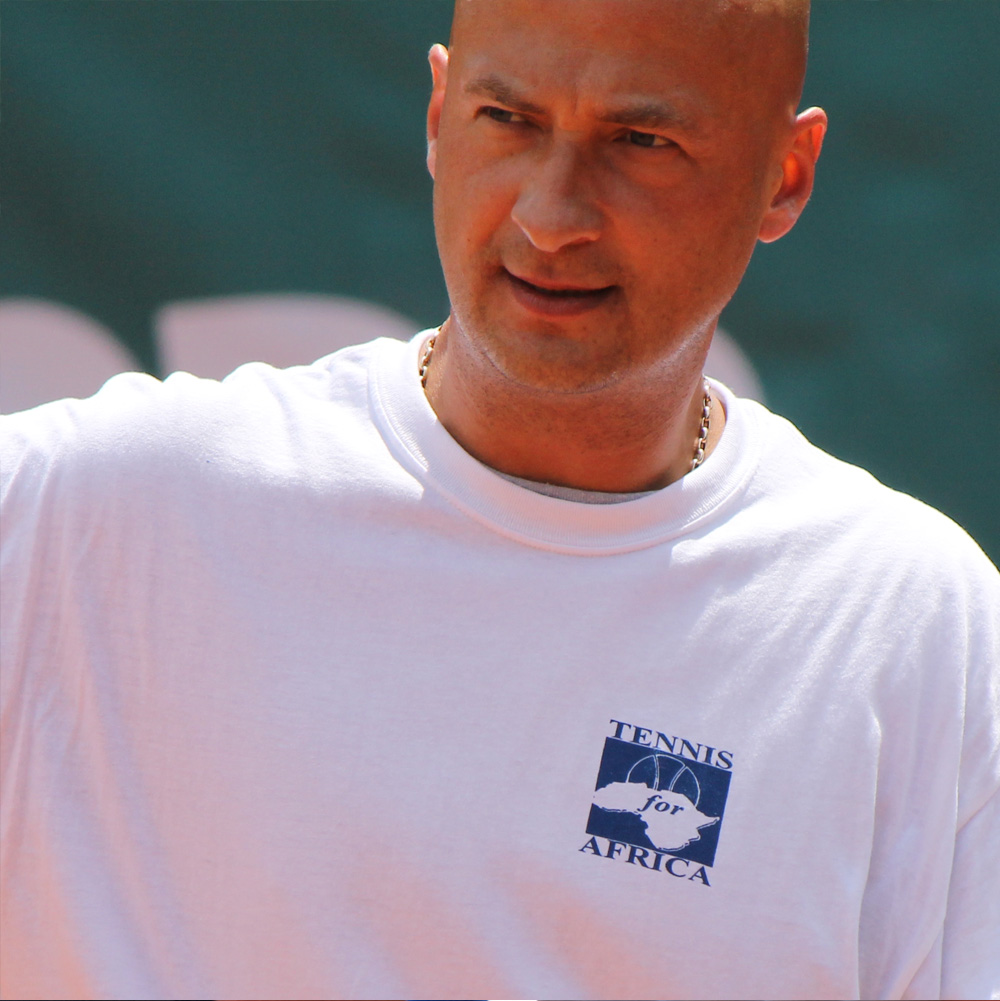 Andrei Medvedev con T-shirt Tennis for Africa