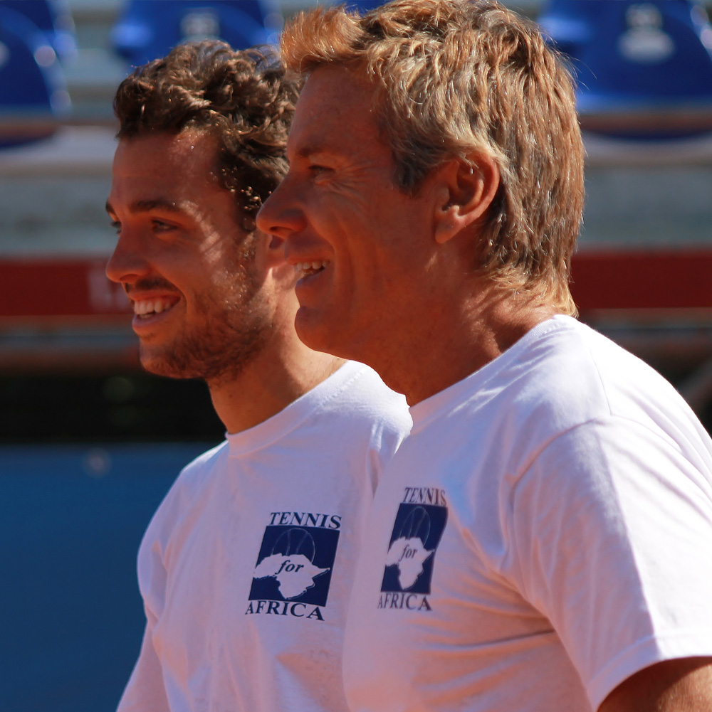Marco Cecchinato e Jimmi Ghione con T-shirt Tennis for Africa