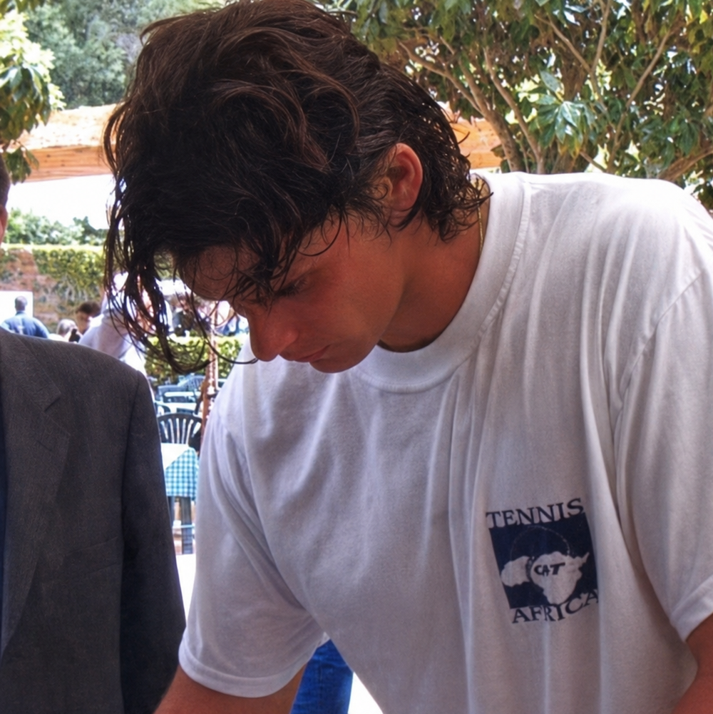 Mark Philippoussis con T-shirt Tennis for Africa