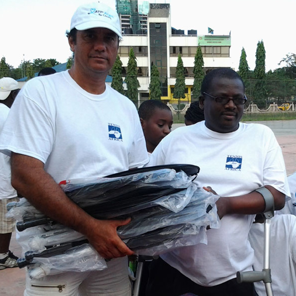 Comunità in Tanzania con T-shirt Tennis for Africa