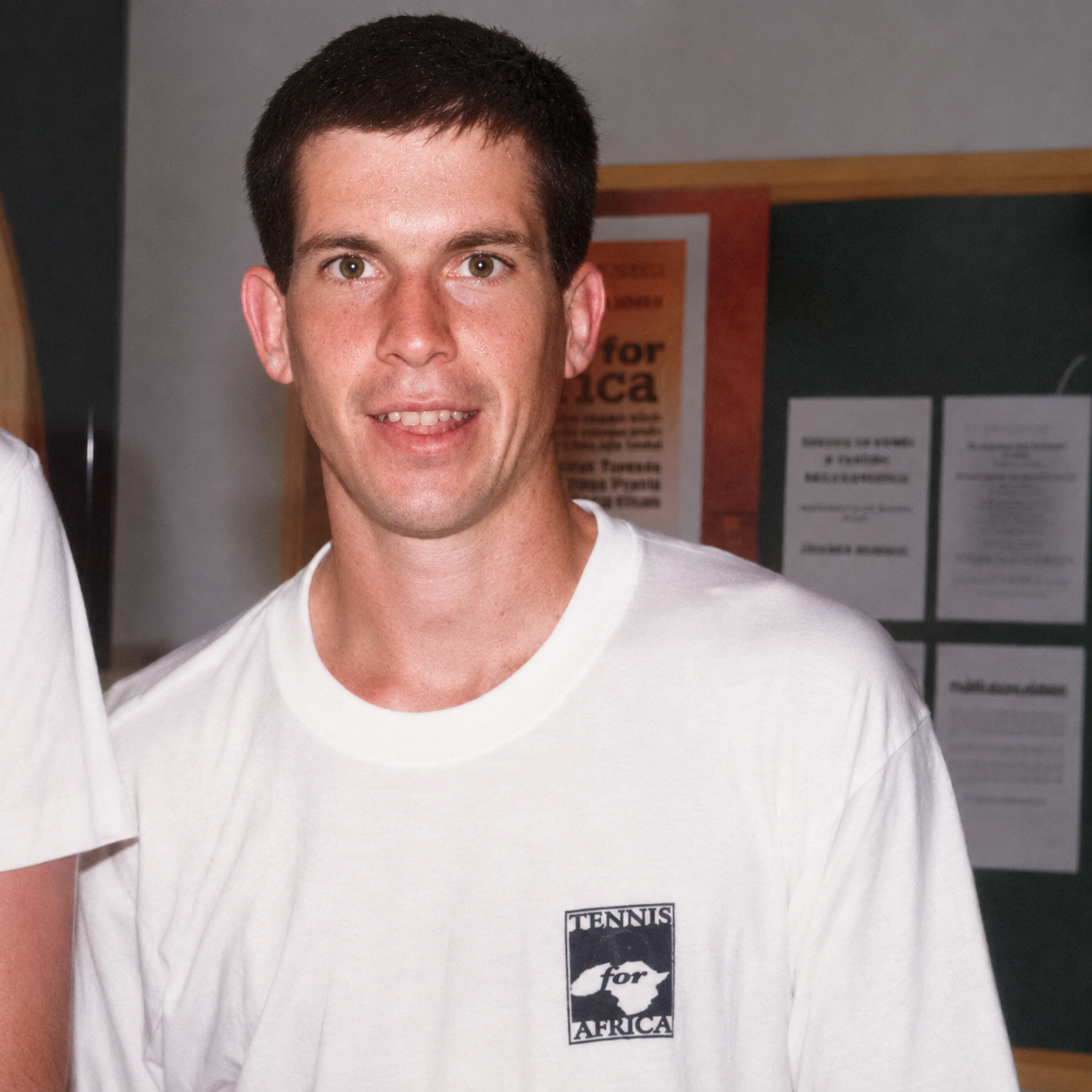 Tim Henman con T-shirt Tennis for Africa