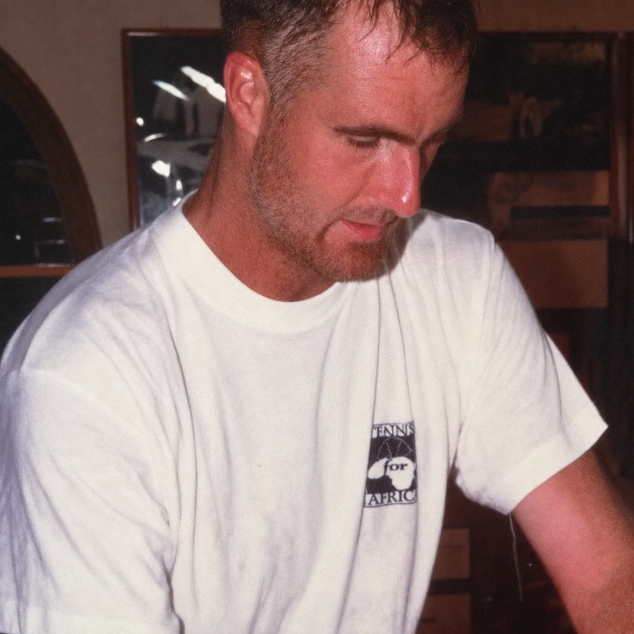 Todd Martin con T-shirt Tennis for Africa