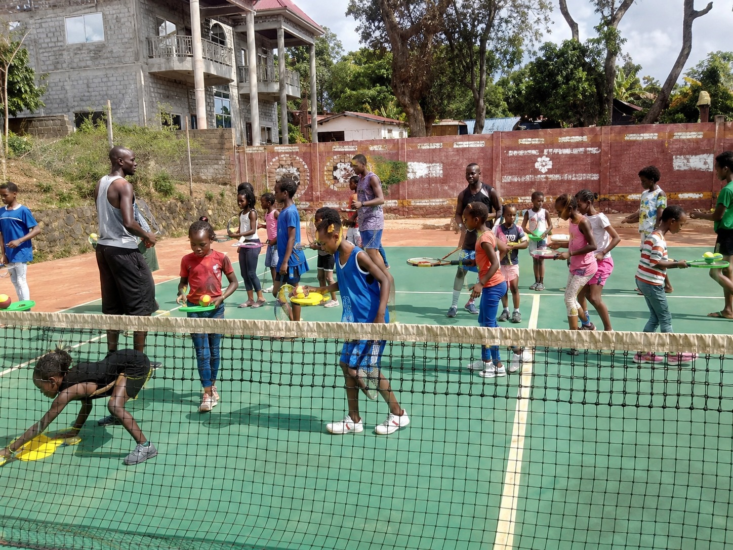 Bambini impegnati in attività di tennis