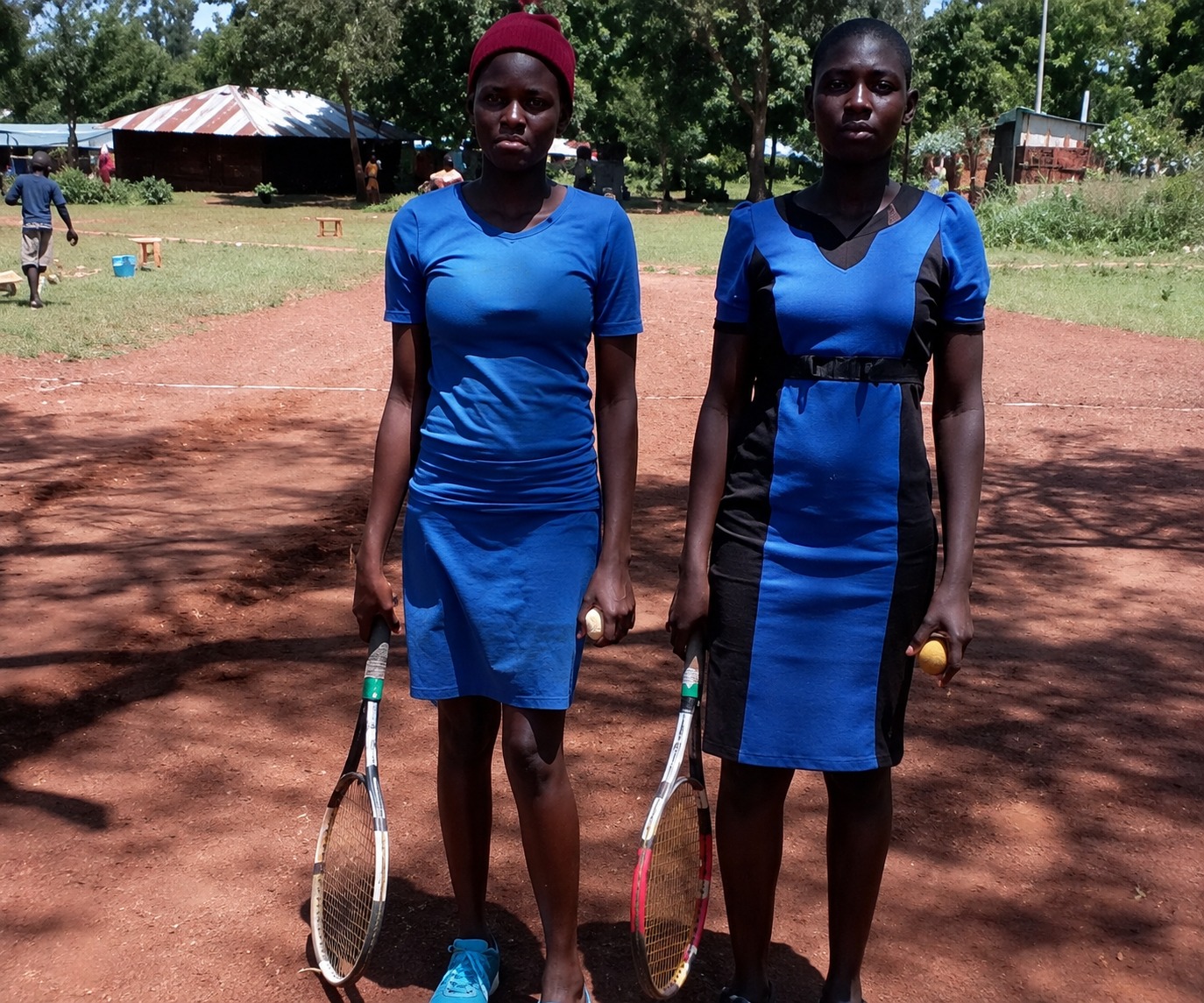 Due giovani tenniste con racchette